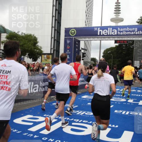 29.06.2025 - hella hamburg halbmarathon Michael Strokosch http://msf.ph/oto/8222467 29.06.2025 10:49:45 Ziel 2504, 2706, 2937, 3060, 3543, 5894, 5978, 6115, 7332, 9463, 9551, 9619, 9723, 11977, 13159, 14794, 16843, 16877, 17282, 18058, 18451, 18926 meine-sportfotos.de