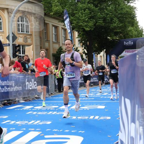29.06.2025 - hella hamburg halbmarathon Strokosch-Dieckow http://msf.ph/oto/8222481 29.06.2025 10:29:26 Ziel 2021, 2075, 2180, 8784, 8975, 9137, 9571, 10156, 10790, 12234, 13838, 14164, 15880, 16118, 17197, 18737, 19203 meine-sportfotos.de