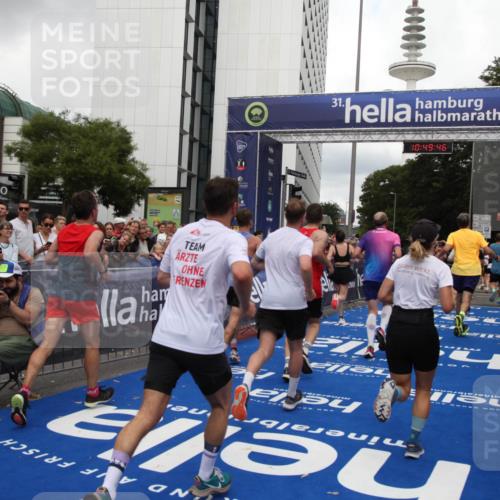 29.06.2025 - hella hamburg halbmarathon Michael Strokosch http://msf.ph/oto/8222511 29.06.2025 10:49:45 Ziel 2504, 2706, 2937, 3060, 3543, 5894, 5978, 6115, 7332, 9463, 9551, 9619, 9723, 11977, 13159, 14794, 16843, 16877, 17282, 18058, 18451, 18926 meine-sportfotos.de
