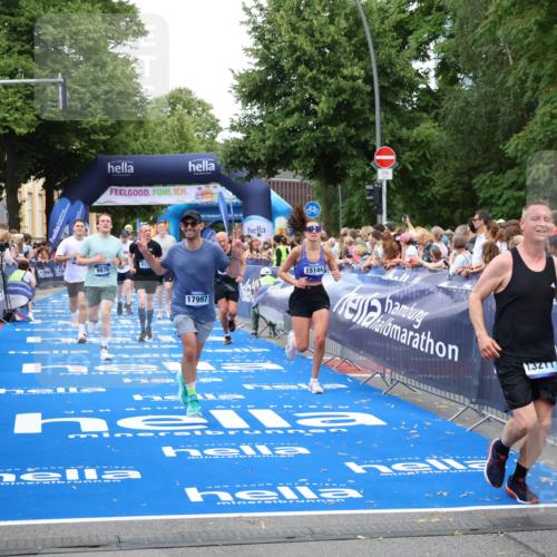 29.06.2025 - hella hamburg halbmarathon Zöllner http://msf.ph/oto/8222518 29.06.2025 10:52:30 Ziel 3715, 7178, 7232, 8371, 8661, 9145, 9876, 11791, 13015, 13211, 14561, 15144, 15980, 17997 meine-sportfotos.de