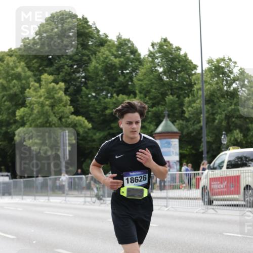 29.06.2025 - hella hamburg halbmarathon Jannik Wohlers http://msf.ph/oto/8222529 29.06.2025 10:27:25 Lombardsbrücke 1148, 2080, 3389, 5177, 6214, 7497, 7764, 7978, 8085, 9567, 9688, 10412, 10413, 12823, 13043, 13860, 14206, 15607, 16569, 16804, 16838, 18301, 18626 meine-sportfotos.de