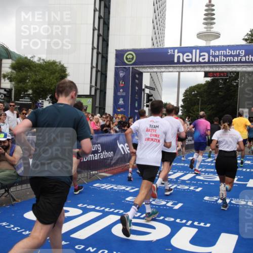 29.06.2025 - hella hamburg halbmarathon Michael Strokosch http://msf.ph/oto/8222563 29.06.2025 10:49:45 Ziel 2504, 2706, 2937, 3060, 3543, 5894, 5978, 6115, 7332, 9463, 9551, 9619, 9723, 11977, 13159, 14794, 16843, 16877, 17282, 18058, 18451, 18926 meine-sportfotos.de