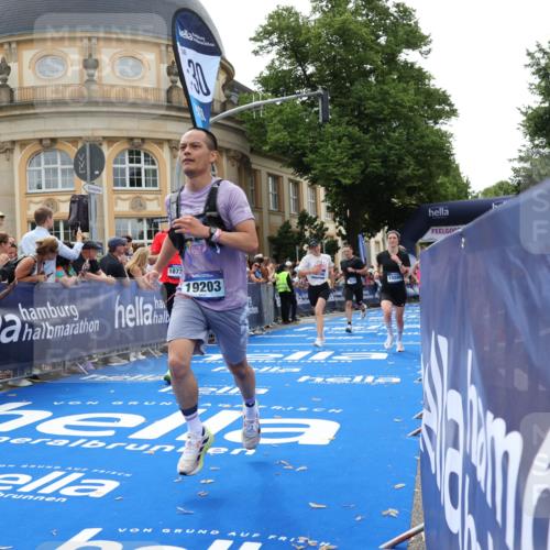 29.06.2025 - hella hamburg halbmarathon Strokosch-Dieckow http://msf.ph/oto/8222577 29.06.2025 10:29:27 Ziel 2021, 2075, 2180, 8784, 8975, 9137, 9571, 10156, 10790, 12234, 13838, 15880, 16118, 17197, 18737, 19203 meine-sportfotos.de