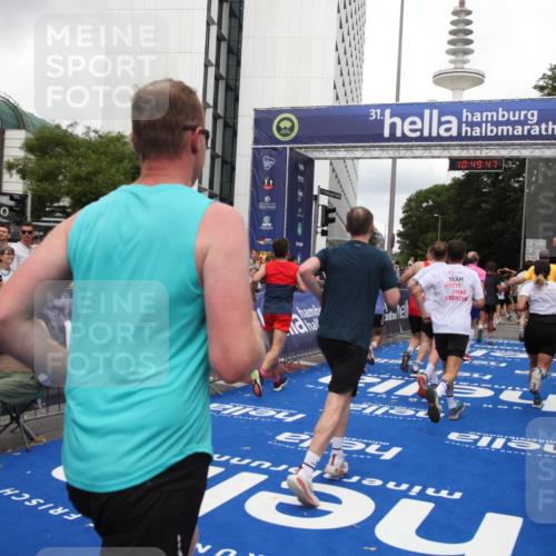 29.06.2025 - hella hamburg halbmarathon Michael Strokosch http://msf.ph/oto/8222581 29.06.2025 10:49:46 Ziel 2504, 2706, 2937, 3060, 3543, 5894, 5978, 6115, 6125, 7332, 9463, 9551, 9619, 9723, 9924, 11977, 13159, 14794, 16843, 16877, 17282, 17753, 18058, 18451, 18926 meine-sportfotos.de