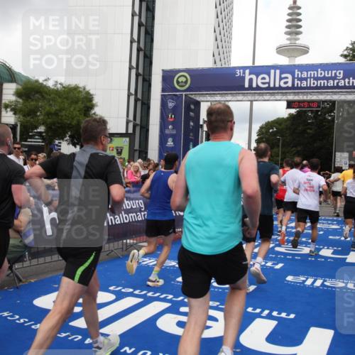 29.06.2025 - hella hamburg halbmarathon Michael Strokosch http://msf.ph/oto/8222601 29.06.2025 10:49:46 Ziel 2504, 2706, 2937, 3060, 3543, 5894, 5978, 6115, 6125, 7332, 9463, 9551, 9619, 9723, 9924, 11977, 13159, 14794, 16843, 16877, 17282, 17753, 18058, 18451, 18926 meine-sportfotos.de