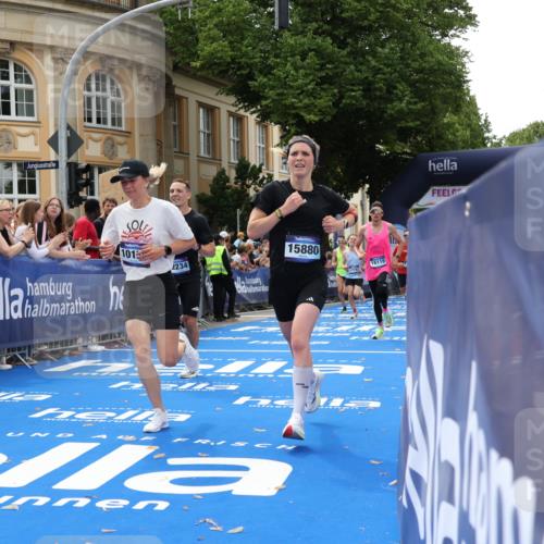 29.06.2025 - hella hamburg halbmarathon Strokosch-Dieckow http://msf.ph/oto/8222666 29.06.2025 10:29:28 Ziel 2021, 2180, 6781, 8784, 9137, 10156, 10790, 12234, 13838, 15880, 16118, 17197, 18422, 18699, 18737, 19203, 19204 meine-sportfotos.de