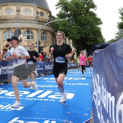 29.06.2025 - hella hamburg halbmarathon Strokosch-Dieckow http://msf.ph/oto/8222701 29.06.2025 10:29:29 Ziel 2021, 2180, 6781, 8784, 9137, 10156, 10790, 12234, 13838, 15880, 16118, 17197, 18422, 18699, 18737, 19203, 19204 meine-sportfotos.de