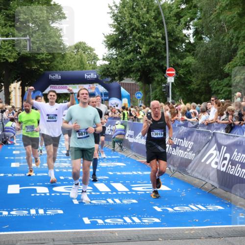 29.06.2025 - hella hamburg halbmarathon Zöllner http://msf.ph/oto/8222715 29.06.2025 10:52:33 Ziel 3715, 7178, 7232, 8371, 8661, 9145, 9876, 11791, 13015, 13301, 14561, 15980, 18982 meine-sportfotos.de