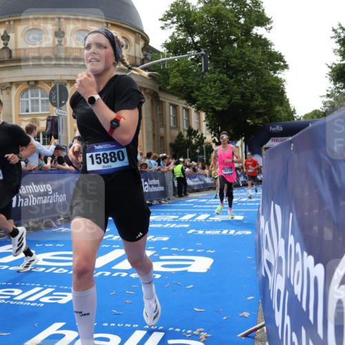 29.06.2025 - hella hamburg halbmarathon Strokosch-Dieckow http://msf.ph/oto/8222762 29.06.2025 10:29:29 Ziel 2021, 2180, 6781, 8784, 9137, 10156, 10790, 12234, 13838, 15880, 16118, 17197, 18422, 18699, 18737, 19203, 19204 meine-sportfotos.de