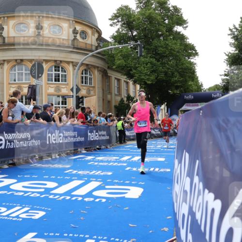 29.06.2025 - hella hamburg halbmarathon Strokosch-Dieckow http://msf.ph/oto/8222764 29.06.2025 10:29:30 Ziel 2021, 2180, 6781, 8784, 9137, 10156, 10790, 12234, 15880, 16118, 17197, 18422, 18699, 18737, 19203, 19204 meine-sportfotos.de