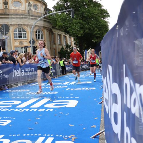29.06.2025 - hella hamburg halbmarathon Strokosch-Dieckow http://msf.ph/oto/8222778 29.06.2025 10:29:31 Ziel 2021, 2180, 6781, 7186, 8784, 9137, 10156, 10790, 12234, 15880, 16118, 17197, 18422, 18699, 18737, 19204 meine-sportfotos.de