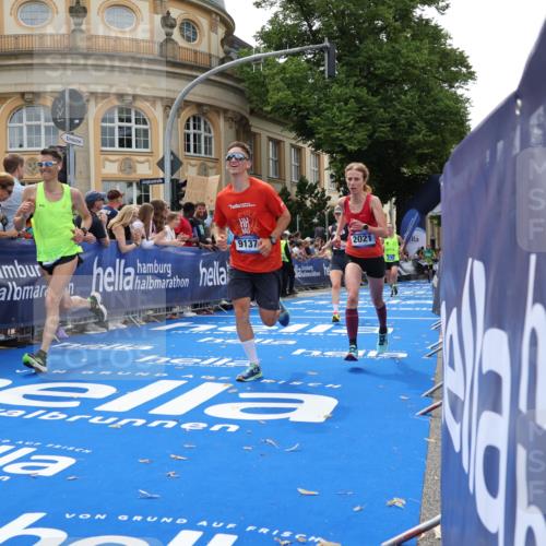 29.06.2025 - hella hamburg halbmarathon Strokosch-Dieckow http://msf.ph/oto/8222827 29.06.2025 10:29:32 Ziel 2021, 2180, 6781, 7186, 8784, 9137, 10156, 10790, 12234, 16118, 16818, 17197, 18422, 18699, 19204 meine-sportfotos.de