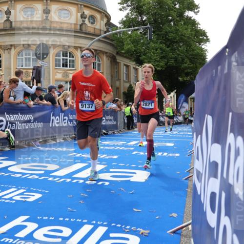 29.06.2025 - hella hamburg halbmarathon Strokosch-Dieckow http://msf.ph/oto/8222846 29.06.2025 10:29:32 Ziel 2021, 2180, 6781, 7186, 8784, 9137, 10156, 10790, 12234, 16118, 16818, 17197, 18422, 18699, 19204 meine-sportfotos.de