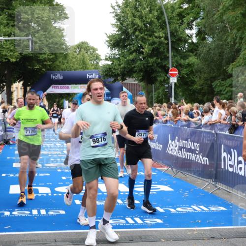 29.06.2025 - hella hamburg halbmarathon Zöllner http://msf.ph/oto/8222866 29.06.2025 10:52:34 Ziel 3715, 6561, 6562, 7178, 7232, 8371, 8661, 9145, 9739, 9876, 11791, 13015, 13301, 14561, 15001, 15980, 18982 meine-sportfotos.de
