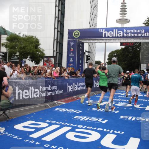 29.06.2025 - hella hamburg halbmarathon Michael Strokosch http://msf.ph/oto/8222869 29.06.2025 10:49:51 Ziel 3060, 3543, 4017, 5460, 5894, 6125, 7332, 9126, 9200, 9551, 9619, 9723, 9924, 11975, 13159, 13463, 14794, 16800, 16877, 17282, 17753, 18926, 19122 meine-sportfotos.de