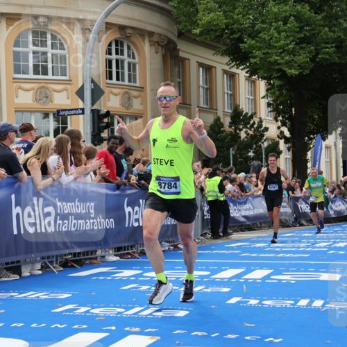 29.06.2025 - hella hamburg halbmarathon Strokosch-Dieckow http://msf.ph/oto/8222935 29.06.2025 10:29:35 Ziel 2021, 2180, 6781, 7186, 8784, 9137, 10790, 16818, 17197, 18422, 18699, 19204 meine-sportfotos.de