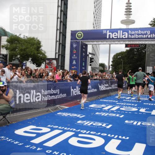 29.06.2025 - hella hamburg halbmarathon Michael Strokosch http://msf.ph/oto/8222968 29.06.2025 10:49:53 Ziel 3543, 4017, 5460, 5894, 6125, 8455, 9126, 9200, 9551, 9597, 9723, 9924, 11975, 13159, 13463, 14794, 16800, 17282, 17753, 19109, 19122 meine-sportfotos.de