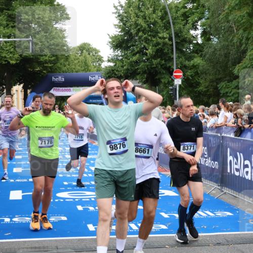 29.06.2025 - hella hamburg halbmarathon Zöllner http://msf.ph/oto/8222970 29.06.2025 10:52:35 Ziel 3715, 6561, 6562, 7178, 7232, 8371, 8661, 9145, 9739, 11791, 13301, 14561, 15001, 15980, 18982 meine-sportfotos.de