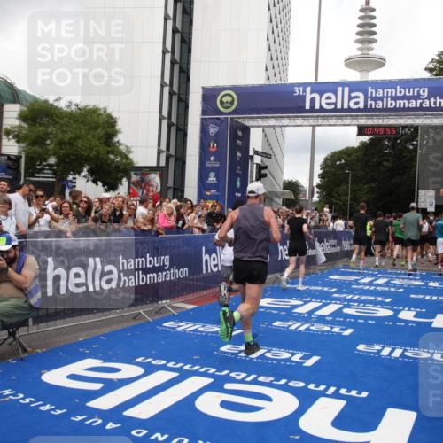 29.06.2025 - hella hamburg halbmarathon Michael Strokosch http://msf.ph/oto/8223016 29.06.2025 10:49:54 Ziel 4017, 5460, 6125, 8455, 9126, 9200, 9551, 9597, 9723, 9924, 11975, 13159, 13463, 14794, 16800, 17753, 19109, 19122 meine-sportfotos.de