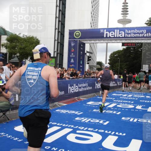 29.06.2025 - hella hamburg halbmarathon Michael Strokosch http://msf.ph/oto/8223070 29.06.2025 10:49:54 Ziel 4017, 5460, 6125, 8455, 9126, 9200, 9551, 9597, 9723, 9924, 11975, 13159, 13463, 14794, 16800, 17753, 19109, 19122 meine-sportfotos.de