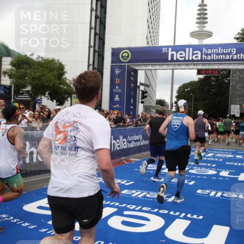 29.06.2025 - hella hamburg halbmarathon Michael Strokosch http://msf.ph/oto/8223092 29.06.2025 10:49:55 Ziel 2540, 4017, 5460, 6125, 8455, 9126, 9200, 9491, 9597, 9924, 11975, 12527, 13463, 16800, 16887, 17753, 19109, 19122 meine-sportfotos.de