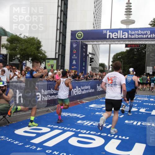29.06.2025 - hella hamburg halbmarathon Michael Strokosch http://msf.ph/oto/8223114 29.06.2025 10:49:56 Ziel 2540, 4017, 5460, 8454, 8455, 9126, 9200, 9491, 9597, 11975, 12527, 12733, 13463, 16732, 16800, 16887, 19109, 19122 meine-sportfotos.de