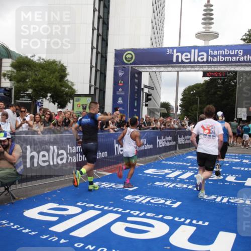 29.06.2025 - hella hamburg halbmarathon Michael Strokosch http://msf.ph/oto/8223172 29.06.2025 10:49:56 Ziel 2540, 4017, 5460, 8454, 8455, 9126, 9200, 9491, 9597, 11975, 12527, 12733, 13463, 16732, 16800, 16887, 19109, 19122 meine-sportfotos.de