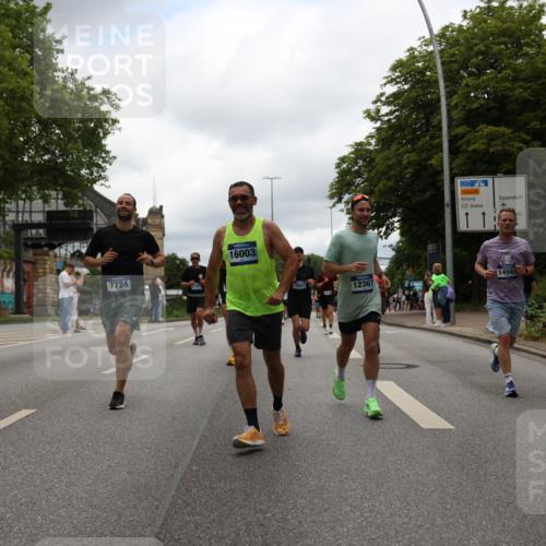 29.06.2025 - hella hamburg halbmarathon Yannick Fuchs http://msf.ph/oto/8223229 29.06.2025 10:46:13 20KM 2287, 2397, 2595, 4140, 4557, 4837, 5032, 5093, 5116, 5399, 5482, 6390, 6562, 7130, 7312, 7409, 7724, 7732, 8139, 8661, 8977, 9082, 9093, 9145, 9876, 10115, 11459, 11551, 12367, 12580, 13047, 13051, 13327, 14122, 14300, 14561, 15001, 15275, 15356, 15427, 15506, 15727, 15829, 15831, 16003, 16179, 16357, 16591, 18801 meine-sportfotos.de