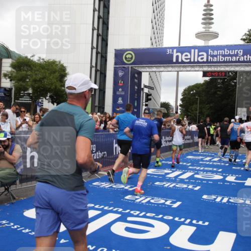 29.06.2025 - hella hamburg halbmarathon Michael Strokosch http://msf.ph/oto/8223260 29.06.2025 10:49:57 Ziel 2540, 4017, 5460, 8454, 8455, 9126, 9200, 9491, 9597, 11975, 12527, 12733, 13463, 16716, 16732, 16800, 16887, 19109, 19122 meine-sportfotos.de