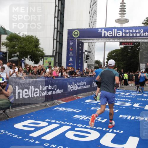 29.06.2025 - hella hamburg halbmarathon Michael Strokosch http://msf.ph/oto/8223288 29.06.2025 10:49:58 Ziel 2540, 4017, 5460, 8454, 8455, 9126, 9200, 9491, 9597, 12527, 12733, 13463, 16716, 16732, 16800, 16887, 19109, 19122 meine-sportfotos.de