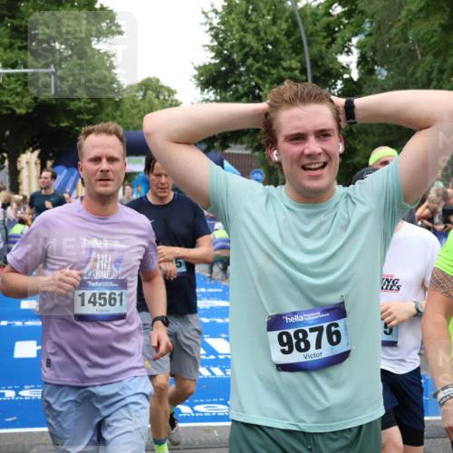 29.06.2025 - hella hamburg halbmarathon Zöllner http://msf.ph/oto/8223320 29.06.2025 10:52:37 Ziel 2670, 3715, 3952, 6561, 6562, 7232, 9145, 9739, 11689, 12450, 13051, 13301, 14561, 15001, 15980, 18982 meine-sportfotos.de