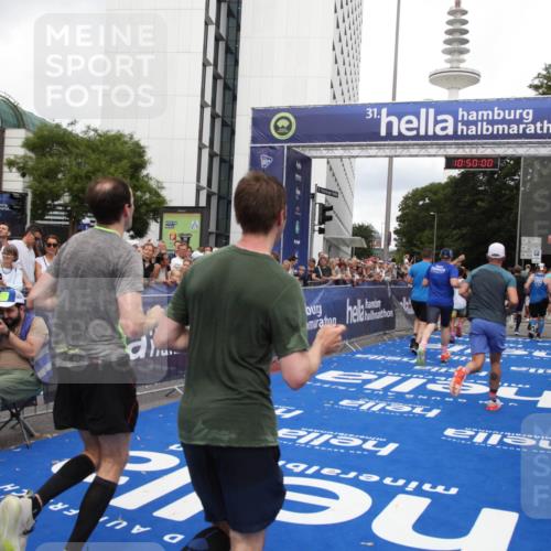 29.06.2025 - hella hamburg halbmarathon Michael Strokosch http://msf.ph/oto/8223331 29.06.2025 10:49:59 Ziel 2540, 3692, 3852, 4017, 5460, 8454, 8455, 9126, 9200, 9491, 9597, 12527, 12733, 13463, 16716, 16732, 16800, 16887, 19109, 19122 meine-sportfotos.de