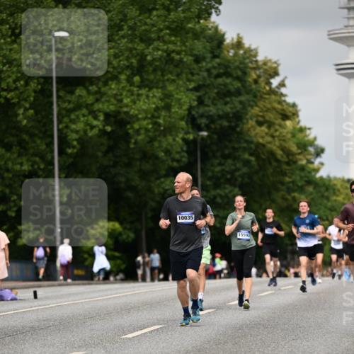 29.06.2025 - hella hamburg halbmarathon Dr. Thomas Lammeyer http://msf.ph/oto/8223340 29.06.2025 10:13:05 Kennedybrücke 1823, 2427, 3762, 4592, 4859, 6674, 7198, 9297, 9823, 9951, 9958, 10035, 10092, 10194, 10609, 10857 meine-sportfotos.de