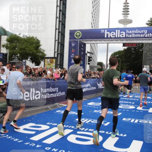 29.06.2025 - hella hamburg halbmarathon Michael Strokosch http://msf.ph/oto/8223344 29.06.2025 10:49:59 Ziel 2540, 3692, 3852, 4017, 5460, 8454, 8455, 9126, 9200, 9491, 9597, 12527, 12733, 13463, 16716, 16732, 16800, 16887, 19109, 19122 meine-sportfotos.de
