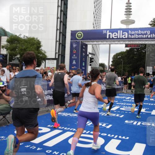 29.06.2025 - hella hamburg halbmarathon Michael Strokosch http://msf.ph/oto/8223366 29.06.2025 10:50:00 Ziel 2540, 3692, 3852, 4017, 5460, 7100, 8454, 8455, 9126, 9213, 9491, 9597, 12271, 12527, 12733, 13463, 16716, 16732, 16887, 19109, 19112, 19122 meine-sportfotos.de