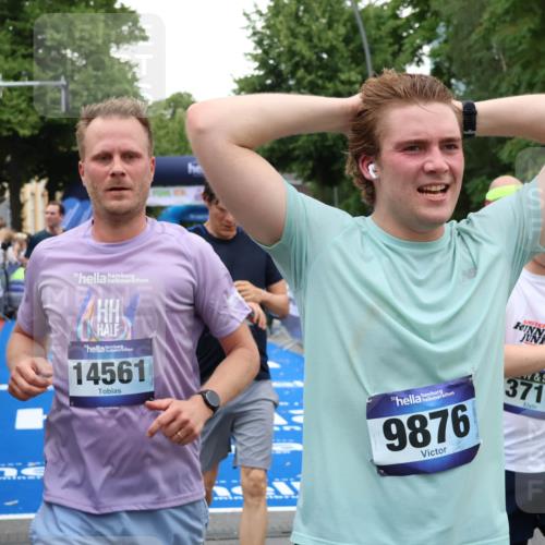 29.06.2025 - hella hamburg halbmarathon Zöllner http://msf.ph/oto/8223371 29.06.2025 10:52:38 Ziel 2346, 2670, 3952, 6561, 6562, 7232, 9739, 10115, 11689, 12450, 13051, 13301, 15001, 15980, 18982 meine-sportfotos.de