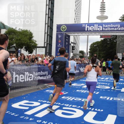 29.06.2025 - hella hamburg halbmarathon Michael Strokosch http://msf.ph/oto/8223391 29.06.2025 10:50:00 Ziel 2540, 3692, 3852, 4017, 5460, 7100, 8454, 8455, 9126, 9213, 9491, 9597, 12271, 12527, 12733, 13463, 16716, 16732, 16887, 19109, 19112, 19122 meine-sportfotos.de