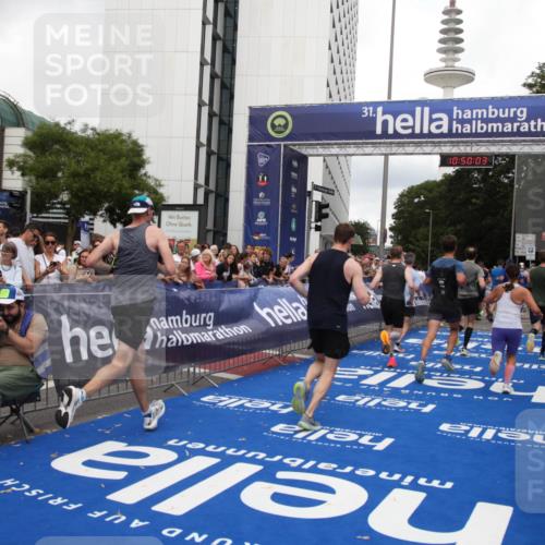 29.06.2025 - hella hamburg halbmarathon Michael Strokosch http://msf.ph/oto/8223459 29.06.2025 10:50:01 Ziel 2540, 3692, 3852, 7100, 7657, 8454, 8455, 9213, 9491, 9597, 12271, 12527, 12733, 13225, 13758, 16716, 16732, 16887, 19109, 19112 meine-sportfotos.de