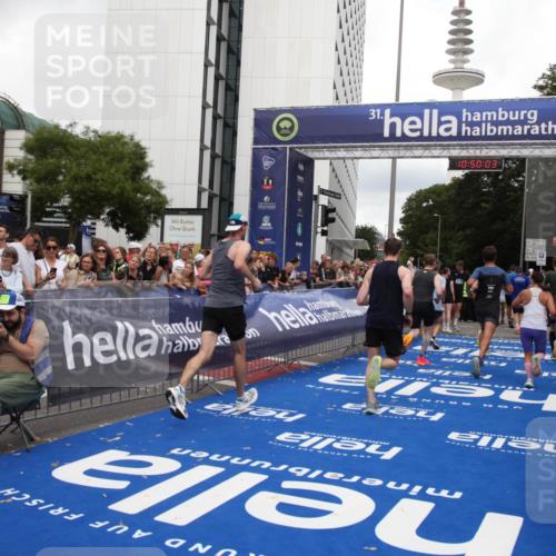 29.06.2025 - hella hamburg halbmarathon Michael Strokosch http://msf.ph/oto/8223470 29.06.2025 10:50:02 Ziel 1321, 2540, 3692, 3852, 7100, 7657, 8454, 8455, 9213, 9491, 12271, 12527, 12733, 13225, 13758, 16716, 16732, 16887, 19112 meine-sportfotos.de