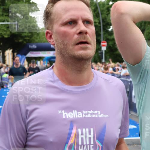 29.06.2025 - hella hamburg halbmarathon Zöllner http://msf.ph/oto/8223472 29.06.2025 10:52:38 Ziel 2346, 2670, 3952, 6561, 6562, 7232, 9739, 10115, 11689, 12450, 13051, 13301, 15001, 15980, 18982 meine-sportfotos.de