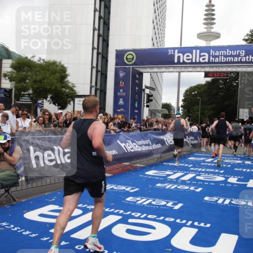29.06.2025 - hella hamburg halbmarathon Michael Strokosch http://msf.ph/oto/8223517 29.06.2025 10:50:03 Ziel 1321, 2020, 2540, 3692, 3852, 7100, 7657, 8454, 9213, 9491, 12271, 12527, 12733, 13225, 13758, 16403, 16716, 16732, 16887, 18884, 19112 meine-sportfotos.de