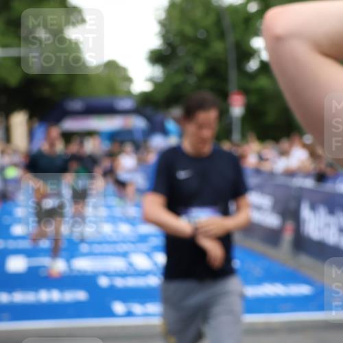 29.06.2025 - hella hamburg halbmarathon Zöllner http://msf.ph/oto/8223521 29.06.2025 10:52:39 Ziel 2346, 2670, 3952, 6561, 6562, 7475, 9739, 10115, 11459, 11689, 12450, 13051, 13301, 14122, 15001, 18982 meine-sportfotos.de