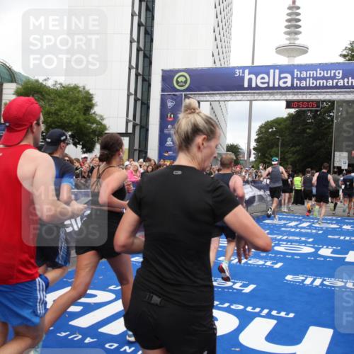 29.06.2025 - hella hamburg halbmarathon Michael Strokosch http://msf.ph/oto/8223568 29.06.2025 10:50:04 Ziel 1216, 1321, 2020, 2540, 3692, 3852, 7100, 7657, 8454, 9213, 9491, 12271, 12527, 12733, 13225, 13758, 16403, 16716, 16732, 16887, 18884, 19112 meine-sportfotos.de