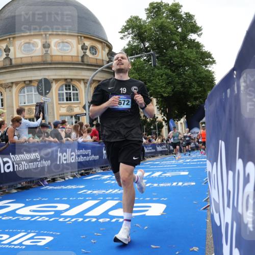 29.06.2025 - hella hamburg halbmarathon Strokosch-Dieckow http://msf.ph/oto/8223650 29.06.2025 10:30:02 Ziel 1758, 2689, 3189, 5308, 8190, 9634, 10270, 12308, 15507, 15672, 17768 meine-sportfotos.de