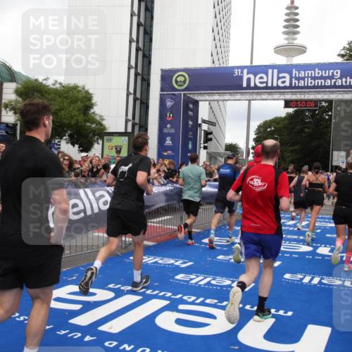 29.06.2025 - hella hamburg halbmarathon Michael Strokosch http://msf.ph/oto/8223673 29.06.2025 10:50:05 Ziel 1216, 1321, 2020, 3692, 3852, 7100, 7657, 8454, 9031, 9213, 9303, 12271, 12733, 13225, 13758, 16403, 16716, 16732, 18884, 19112 meine-sportfotos.de