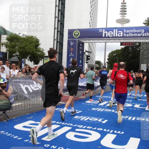 29.06.2025 - hella hamburg halbmarathon Michael Strokosch http://msf.ph/oto/8223730 29.06.2025 10:50:05 Ziel 1216, 1321, 2020, 3692, 3852, 7100, 7657, 8454, 9031, 9213, 9303, 12271, 12733, 13225, 13758, 16403, 16716, 16732, 18884, 19112 meine-sportfotos.de