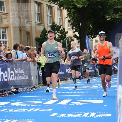 29.06.2025 - hella hamburg halbmarathon Strokosch-Dieckow http://msf.ph/oto/8223737 29.06.2025 10:30:04 Ziel 1758, 2689, 3189, 8190, 8323, 9634, 10270, 12308, 15507, 15672, 17768 meine-sportfotos.de