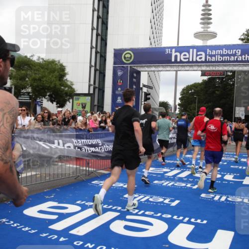 29.06.2025 - hella hamburg halbmarathon Michael Strokosch http://msf.ph/oto/8223774 29.06.2025 10:50:06 Ziel 1216, 1321, 2020, 3692, 3852, 7100, 7657, 9031, 9213, 9303, 9965, 12271, 13225, 13758, 16403, 16716, 18884, 19112 meine-sportfotos.de