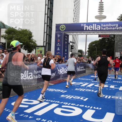 29.06.2025 - hella hamburg halbmarathon Michael Strokosch http://msf.ph/oto/8223809 29.06.2025 10:50:07 Ziel 1216, 1321, 1507, 2020, 3562, 3692, 3852, 7100, 7657, 9031, 9213, 9303, 9965, 12203, 12271, 13225, 13758, 14257, 16403, 18228, 18657, 18658, 18884, 19112 meine-sportfotos.de