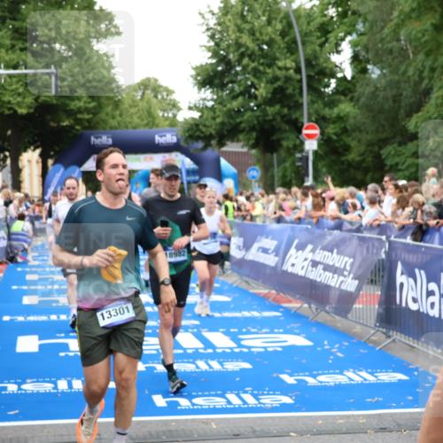 29.06.2025 - hella hamburg halbmarathon Zöllner http://msf.ph/oto/8223811 29.06.2025 10:52:40 Ziel 2346, 2670, 3952, 6561, 6562, 7475, 9739, 10115, 11459, 11689, 12450, 13051, 13301, 14122, 15001, 18982 meine-sportfotos.de